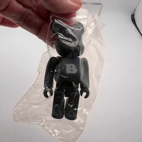 Bearbrick Series 48 Basic Letter B (BIG) Artist Medicom Be@rbrick 100% Figure - Picture 7 of 7